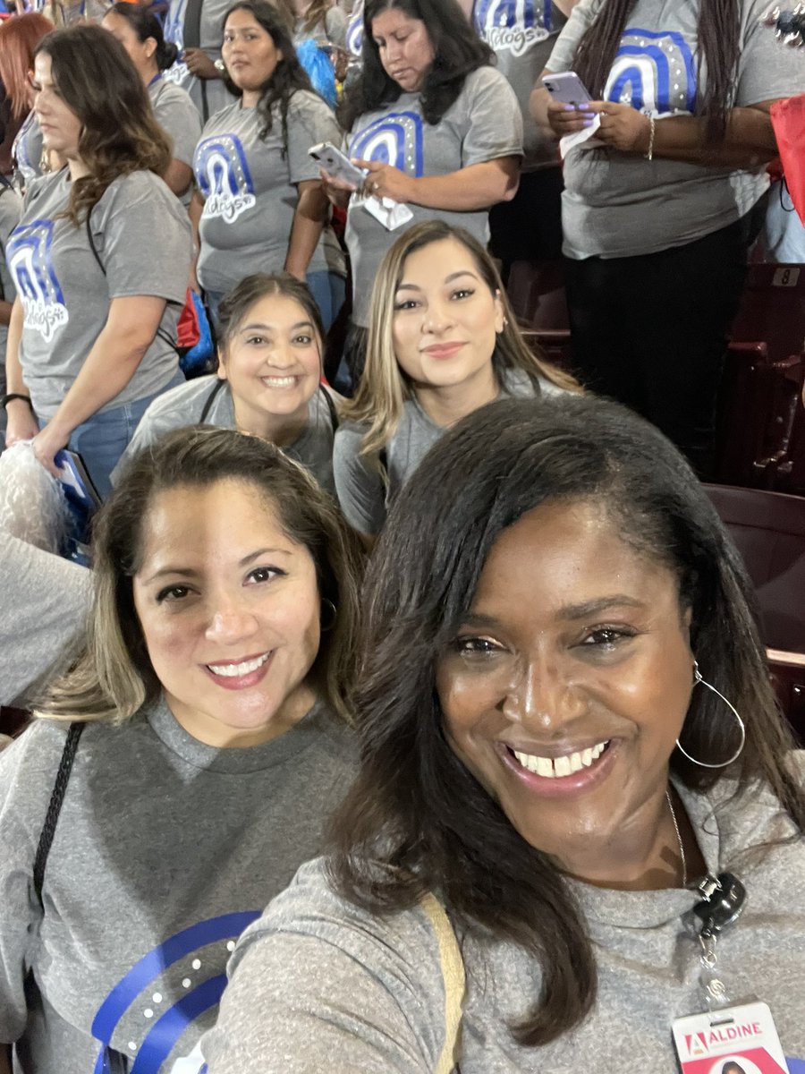 1EThompson's tweet photo. Sammons Staff are all smiles and ready to make a difference! @AldineISD #AldineConvocation2022 #AldineConnected https://t.co/NbzReTlJVJ