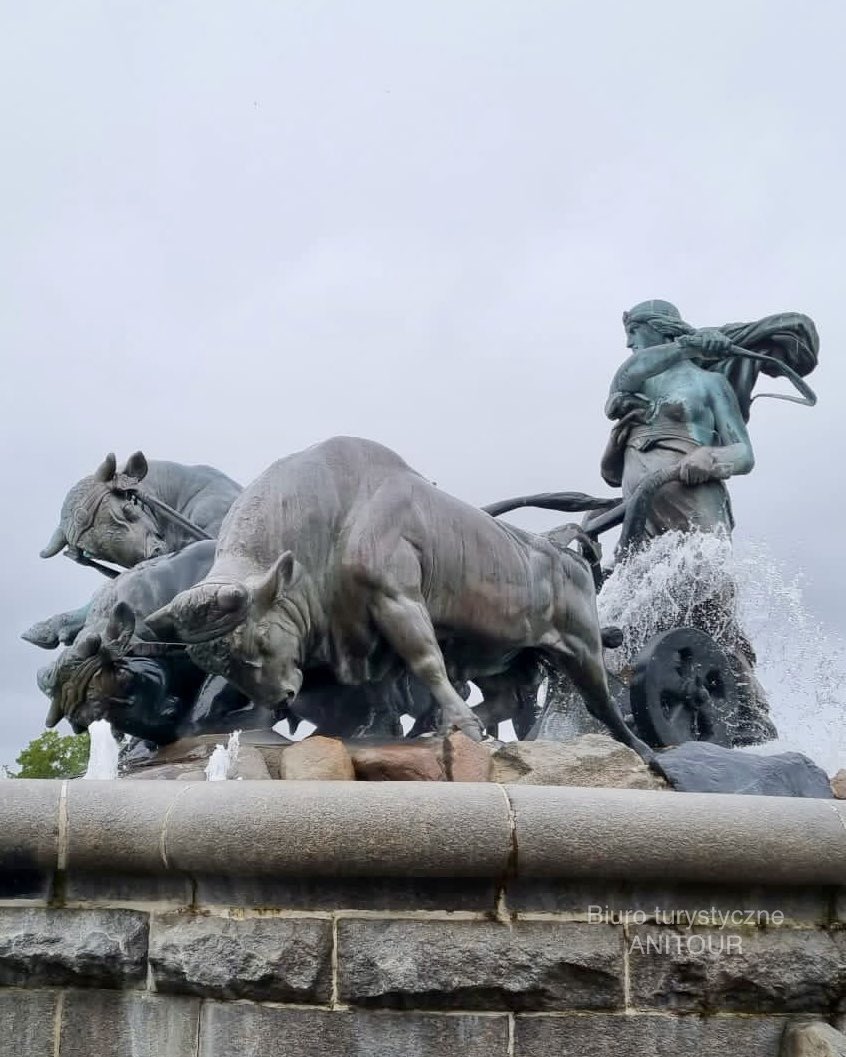 anitourPL's tweet photo. Fontanna w Kopenhadze z rzeźbą Gefiony - nordyckiej bogini rolnictwa i opiekunki dziewic ⛲️

#kopenhaga #dania #fontanna #woły #gefion #miasto #architektura #woda #europa #monument #statua https://t.co/vOZFZFadWU