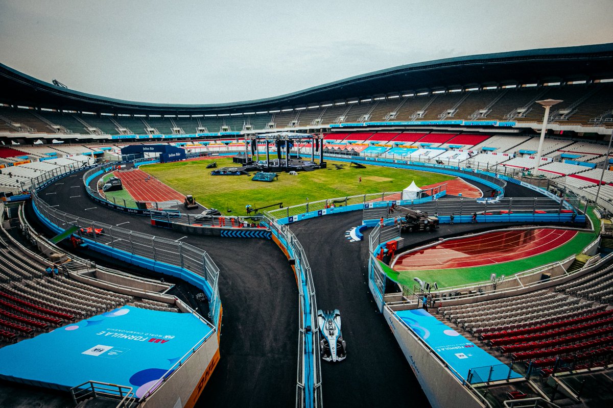 _sayuriin's tweet photo. they're gonna perform on the same stage as they did for seoul festa but this time the audience wont be close to the stage at all, they'll be seated behind the race tracks so it'll probably feel a little awkward 😅having more people present in the seats would help https://t.co/Ln1ZZuWmRA
