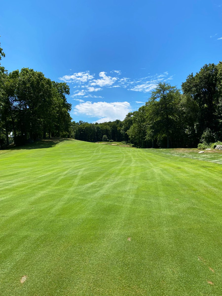 NickJSAdams's tweet image. Great weekend so far here in Mystic CT. Seemed appropriate to take a shot of Fishers Island while holding a @FILemonade . Black Hall Club.