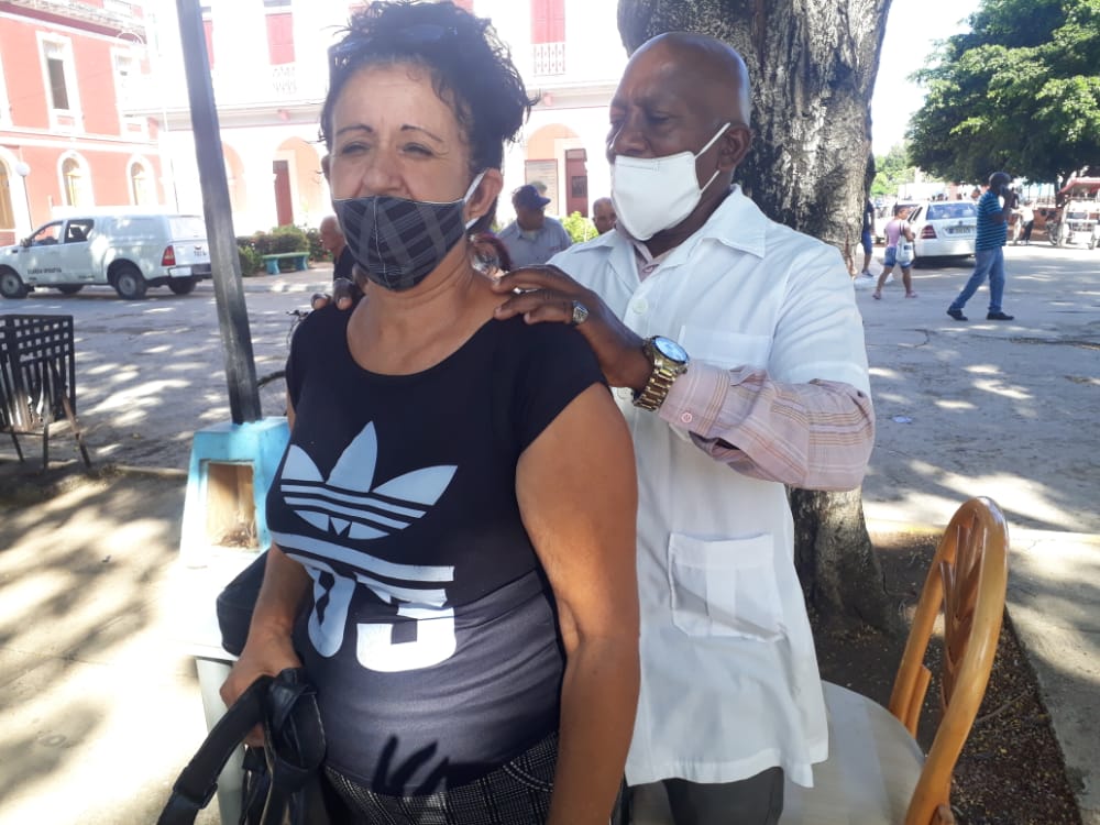 AsisMedEste's tweet photo. Jornada de Salud en Parque Central de #ColónenVictoria con participación de Laboratorio Clínico, Vacunación Optometría, Estomatología, Venta de productos de MNT, y otras especialidades. #Salud_Colon #CubaPorLaVida #CubaSalvaVidas #MatancerosEnVictoria https://t.co/kizQaQ6joA