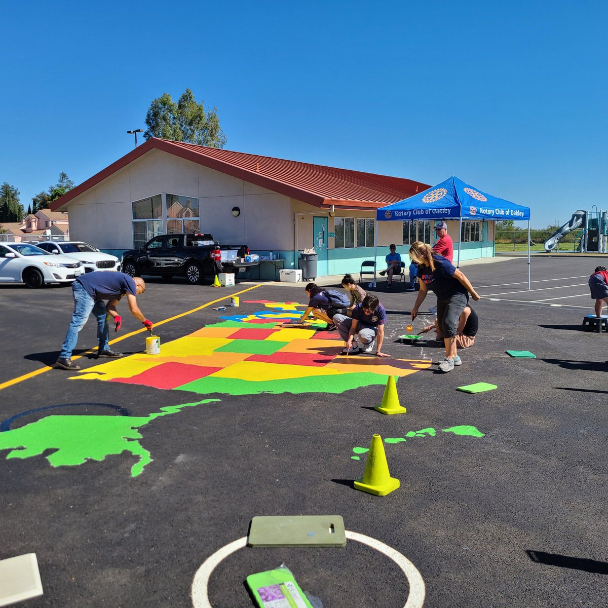 MrFoldvary's tweet photo. A beautiful example of the deep city, school &amp; service partnerships in @CityofOakley as Rotary Club of Oakley &amp; students from @FreedomFalcons Interact Club repaint the popular USA Map on our freshly redone blacktop @ Vintage! 🐬 All Dolphins say Thank You, Volunteers! #WeAreOUESD https://t.co/AKD6cUSFyZ