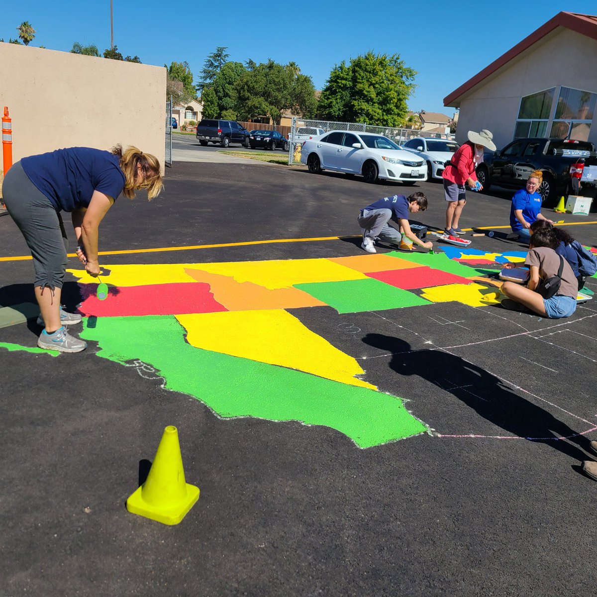 MrFoldvary's tweet photo. A beautiful example of the deep city, school &amp; service partnerships in @CityofOakley as Rotary Club of Oakley &amp; students from @FreedomFalcons Interact Club repaint the popular USA Map on our freshly redone blacktop @ Vintage! 🐬 All Dolphins say Thank You, Volunteers! #WeAreOUESD https://t.co/AKD6cUSFyZ