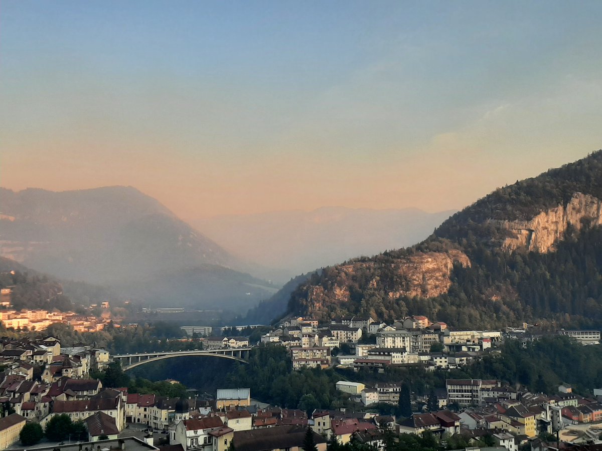 MoniqueHenriet's tweet photo. A #SaintClaude #Jura un nuage de poussière s'abat sur la ville ; conséquence de la reprise des feux dans les secteurs de #Lains #Montrevel #Cernon https://t.co/GrZKvyi8Le