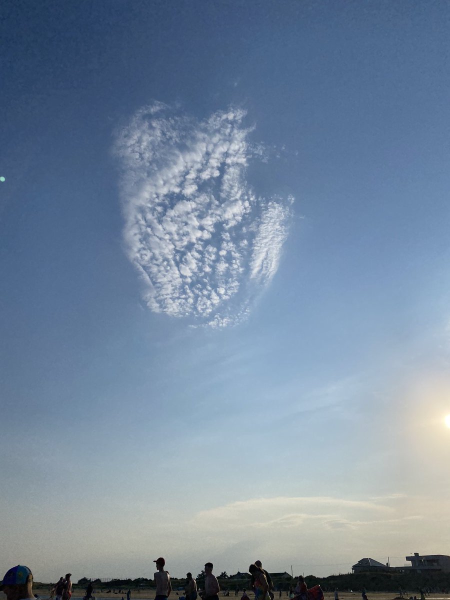 Magshylands1's tweet photo. BREAKING! Cloud appears over #Donabatebeach https://t.co/emPrkVdwsn