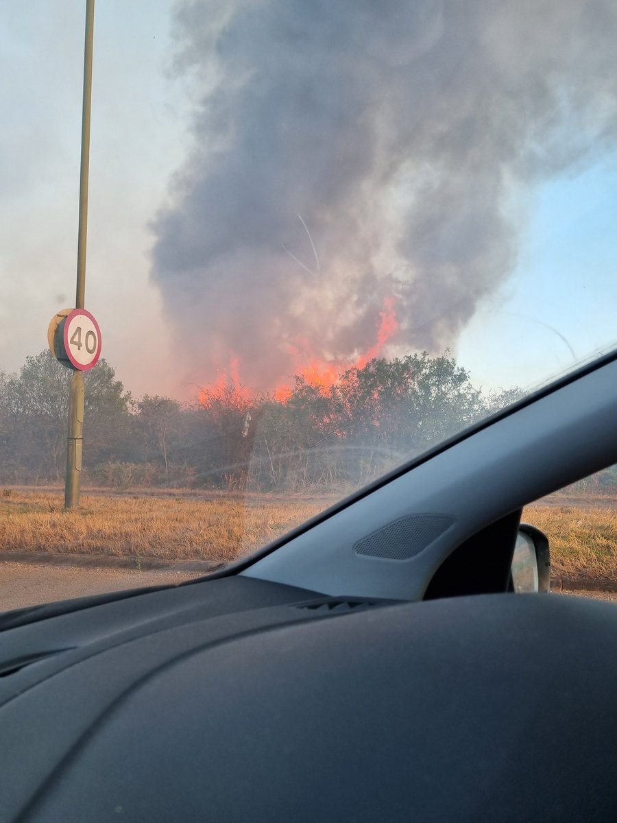 KieranM8982's tweet photo. Huge fire at #Dartford Heath, place has just lit up as we're going past. To those @kentfirerescue firefighters, stay safe gents. If this is deliberate, it's disgusting. #Dartford #fire #kentfire https://t.co/yrr29Lz0xV