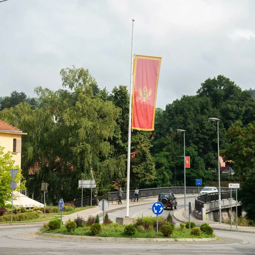OpstinaBP's tweet photo. ⬛ BIJELO POLJE JE UZ #CETINJE

Povodom trodnevne žalosti, koja je proglašena u Crnoj Gori zbog nezapamćene tragedije koja se dogodila na Cetinju, zastave ispred zgrade Opštine Bijelo Polje, kao i svih drugih ustanova i jarbolima u našem gradu, spuštene su na pola koplja 🇲🇪 https://t.co/YyBQr3ZGU2