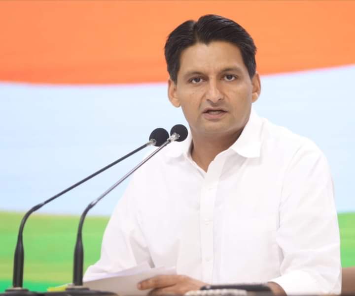 KushalBhateri_'s tweet photo. प्रारंभिक लक्षणों के बाद हमारे नेता राज्यसभा सांसद @DeependerSHooda जी का COVID टेस्ट पॉजिटिव आया है। डाक्टरो की सलाह से MP साहब खुद को isolate कर सम्बंधित इलाज शुरू कर रहे है।

इस कारण अगले कुछ कार्यक्रमो से MP साहब को दूर रहना पड़ेगा।
( शाहपुर, शाहबाद, दादरी आदि)@INCHaryana https://t.co/2eWCHKSYcz