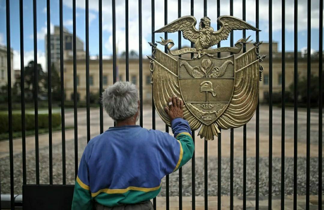 petrogustavo's tweet image. Esta foto de Esteban Vega muestra simbólicamente, lo que significa abrir los espacios públicos a la población.