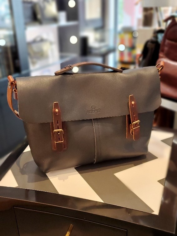 charalsboutique's tweet photo. Our newest pieces by French leather goods specialists Bleu de Chauffe are simply incredible value. Full grain leather, handcrafted in France. #bleudechauffe #luxuryleathergoods #madeinfrance #supportlocalvancouver #vancouverluxurystore #smallbusinessvancouver #familyoperated https://t.co/czHJTPLE63