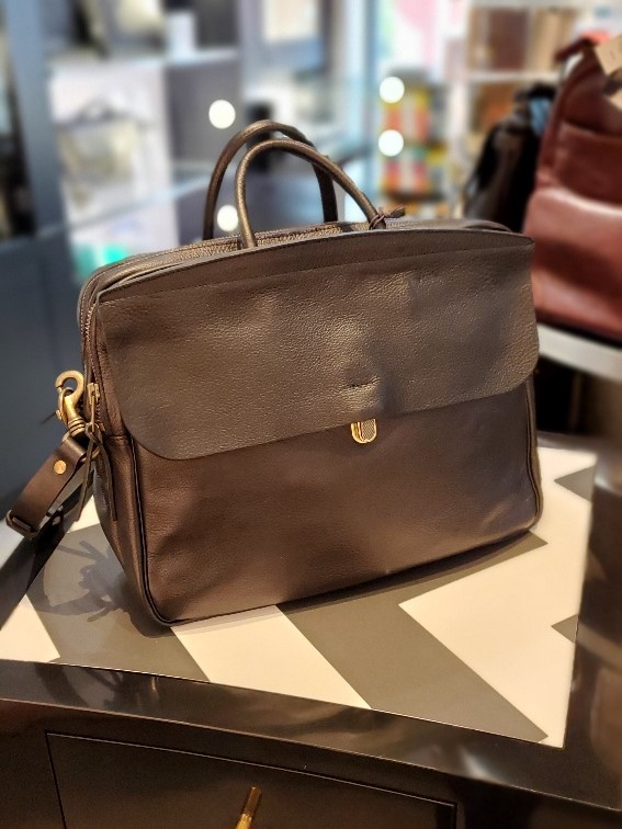 charalsboutique's tweet photo. Our newest pieces by French leather goods specialists Bleu de Chauffe are simply incredible value. Full grain leather, handcrafted in France. #bleudechauffe #luxuryleathergoods #madeinfrance #supportlocalvancouver #vancouverluxurystore #smallbusinessvancouver #familyoperated https://t.co/czHJTPLE63