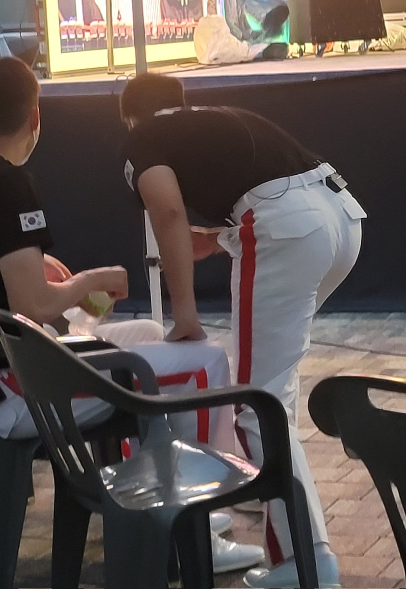 myungjuni5959's tweet image. 단장님과 상병 한승우님, 
일병 김명준이❤️
단장님에 말씀에 벌떡 일어나 귀쫑긋👂
열일하는 뒷모습😍
군생활이 다 그런거지~~
힘들어도 잘 견뎌내구 더 단단해져서 늠름하고 멋진 모습으로 또 보자😃🖐💕
궁디팡💢팡💢💜

#육군사관학교 #육사군악대 
#엠열일 #엠제이 #김명준 #아스트로 
@offclASTRO