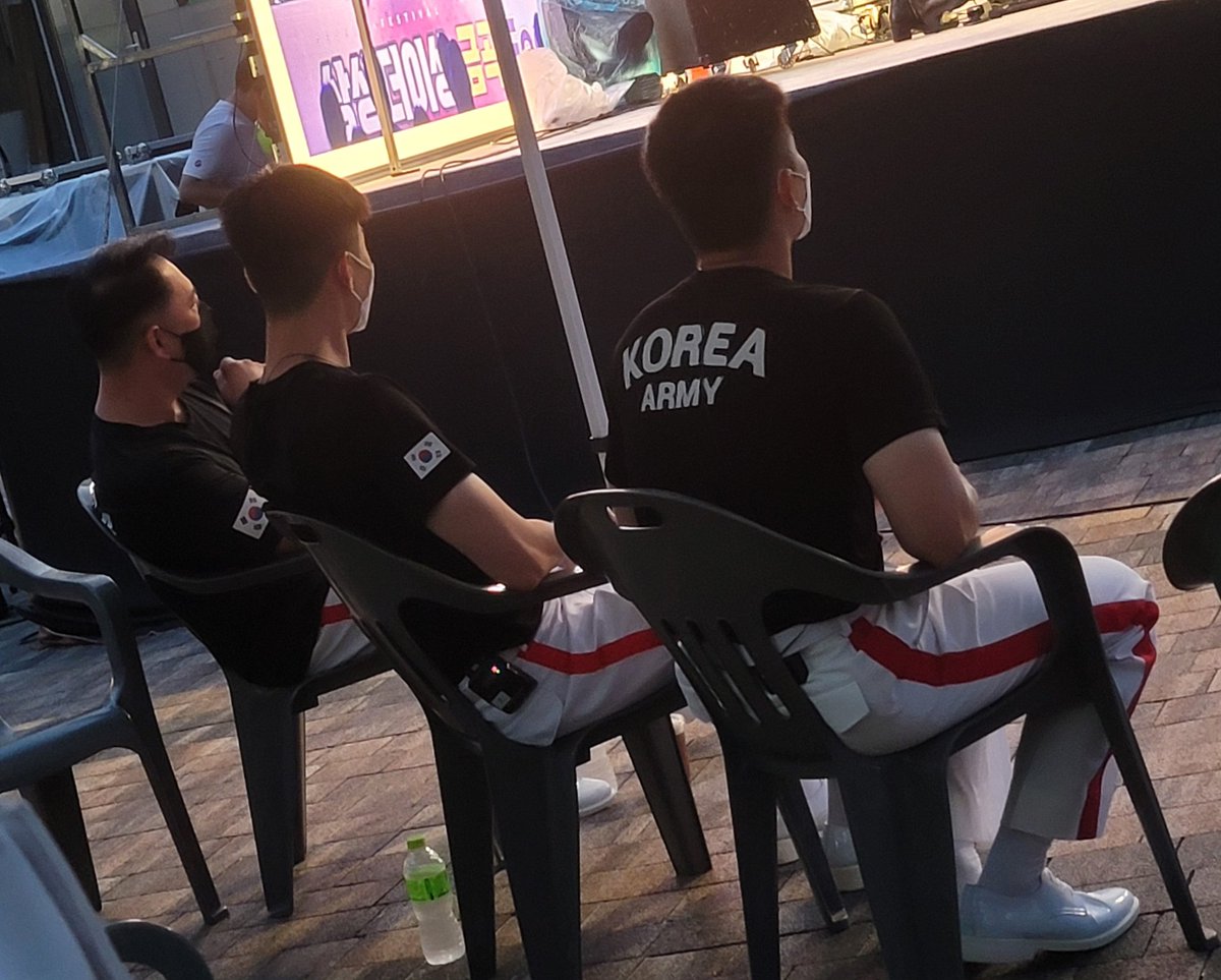 myungjuni5959's tweet image. 단장님과 상병 한승우님, 
일병 김명준이❤️
단장님에 말씀에 벌떡 일어나 귀쫑긋👂
열일하는 뒷모습😍
군생활이 다 그런거지~~
힘들어도 잘 견뎌내구 더 단단해져서 늠름하고 멋진 모습으로 또 보자😃🖐💕
궁디팡💢팡💢💜

#육군사관학교 #육사군악대 
#엠열일 #엠제이 #김명준 #아스트로 
@offclASTRO