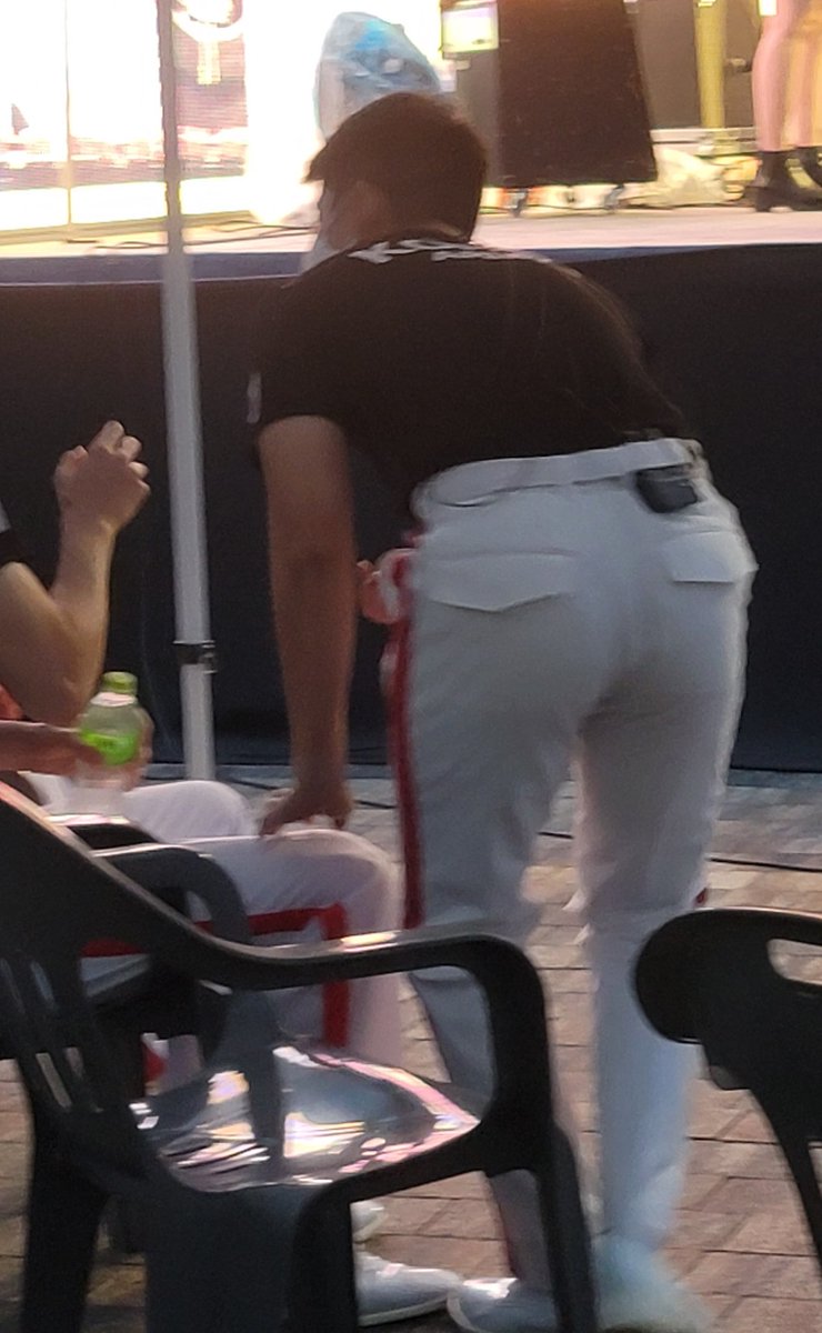 myungjuni5959's tweet image. 단장님과 상병 한승우님, 
일병 김명준이❤️
단장님에 말씀에 벌떡 일어나 귀쫑긋👂
열일하는 뒷모습😍
군생활이 다 그런거지~~
힘들어도 잘 견뎌내구 더 단단해져서 늠름하고 멋진 모습으로 또 보자😃🖐💕
궁디팡💢팡💢💜

#육군사관학교 #육사군악대 
#엠열일 #엠제이 #김명준 #아스트로 
@offclASTRO