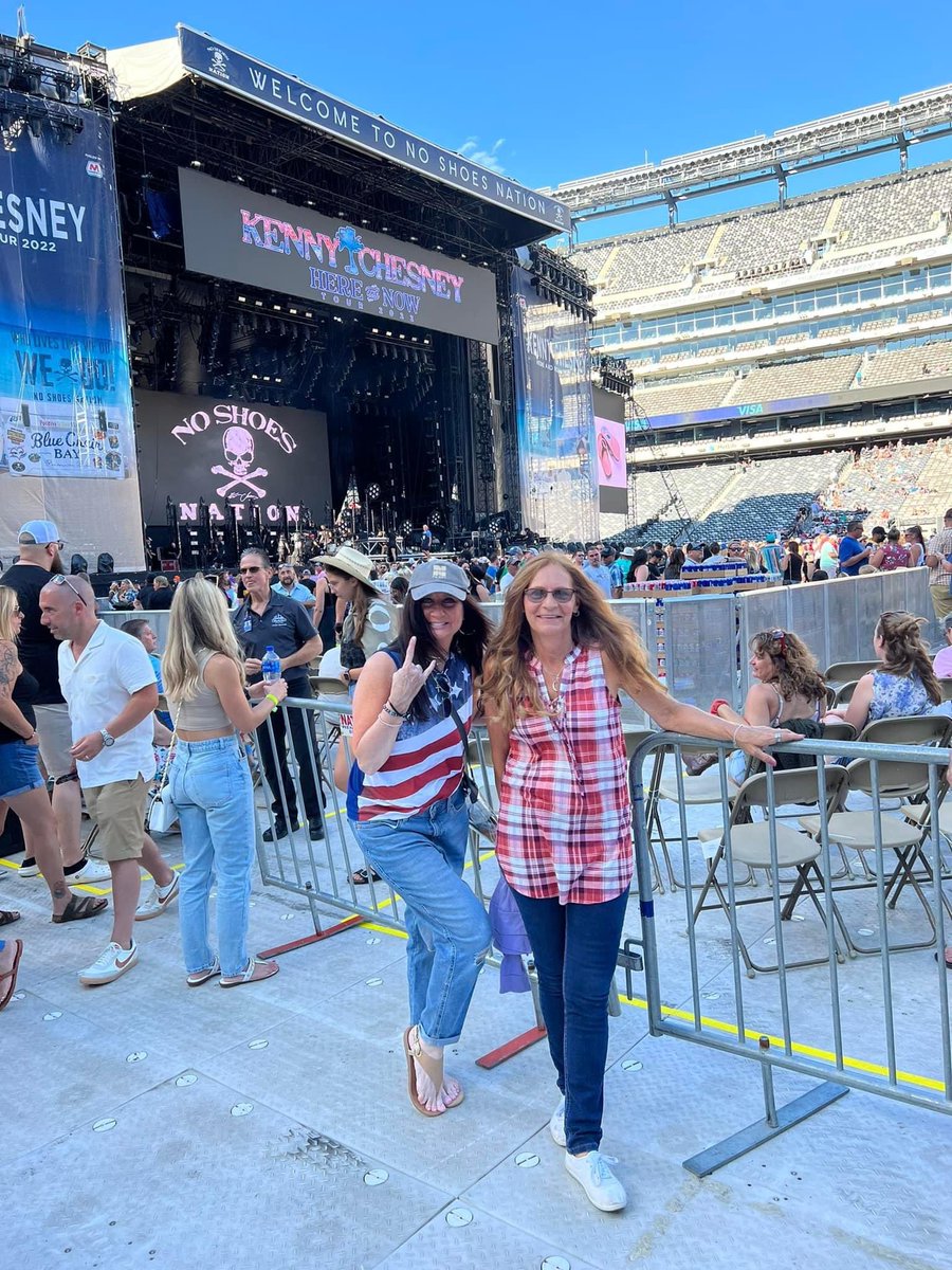 Denise8462's tweet photo. Still reppin my #NashFM hat @heykatieneal @JesseAddy @thekellyford !!!!! @kennychesney @MetLifeStadium !!!!! https://t.co/BmJo7R5ktZ