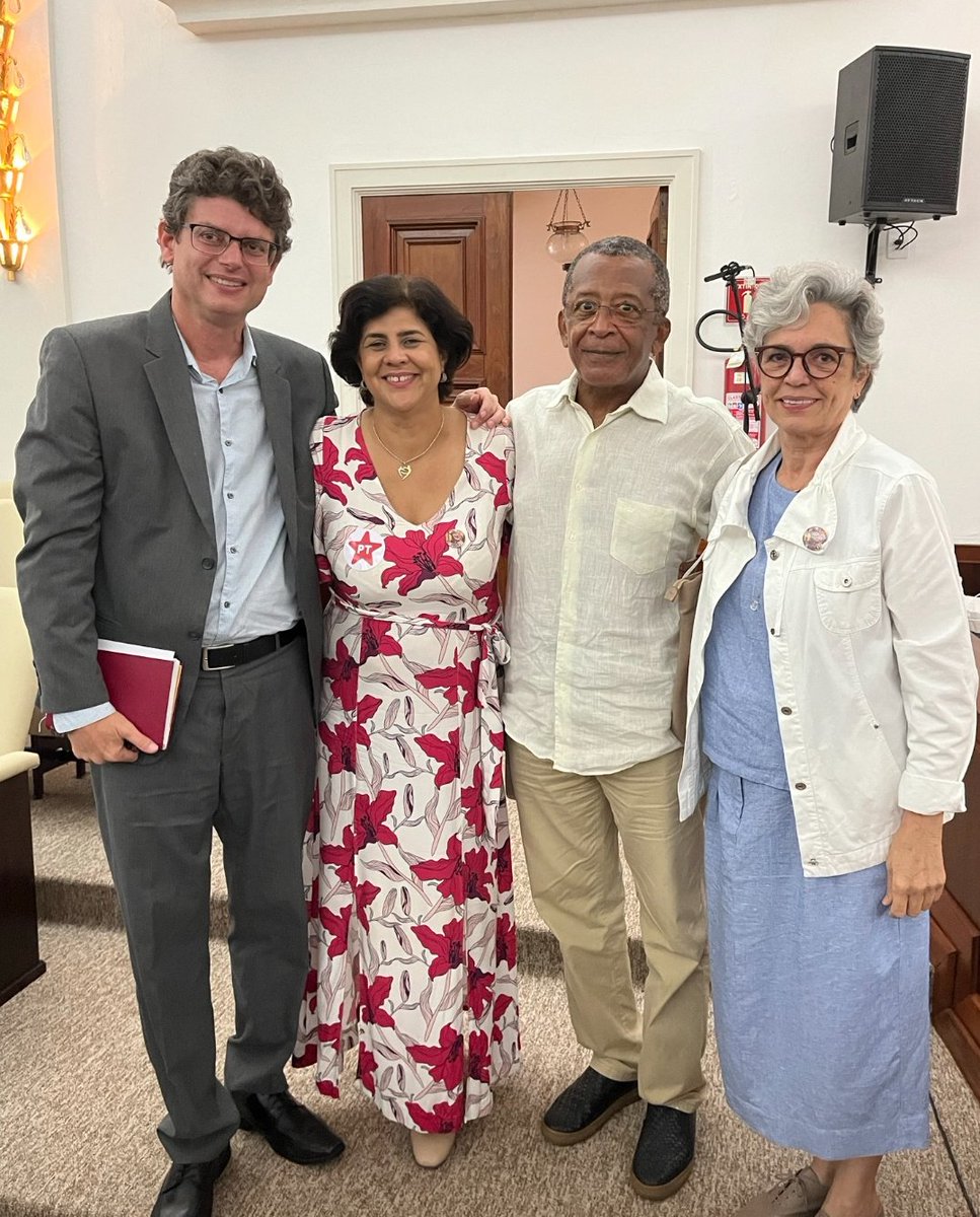 NunesCeuci's tweet photo. Um sábado de muitas emoções! Participei, há pouco, da cerimônia de encerramento do mandato do magnífico reitor da UFBA, João Carlos Salles. @jcsalles_
#UFBa #educação #Resistência #Universidade #Democracia #Ceuci
#draCeuci
#CeuciNunes https://t.co/qS61XJaN3f