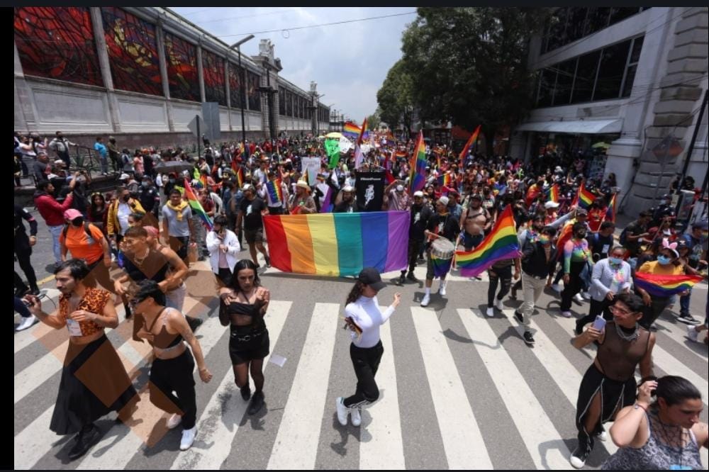 QuadratinEdomex's tweet photo. #LoViEnQuadratín 🏳️‍🌈🏳️‍⚧️📢 La #18vaMarchadelOrgullo en imágenes 📷
Así se vivió la marcha del orgullo #LGBTTTIQ+ en la capital del #Edomex 🧡💛💚💙💜
Llamaron al respeto, la tolerancia y la inclusión👬👭 así como un alto a la discriminación, estigmatización y rechazo🚫
 
Abrimos🧵 https://t.co/46bRCw1GFc
