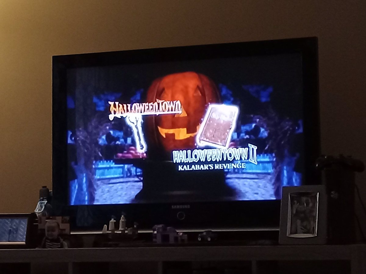 JustinRayMoore1's tweet photo. August 13th isn't to early in this home for a #HalloweenTown mini marathon! #ForeverFall in my heart! β€ π π π― π§ββοΈ @OfficialKJB https://t.co/FJYZbIRb2T
