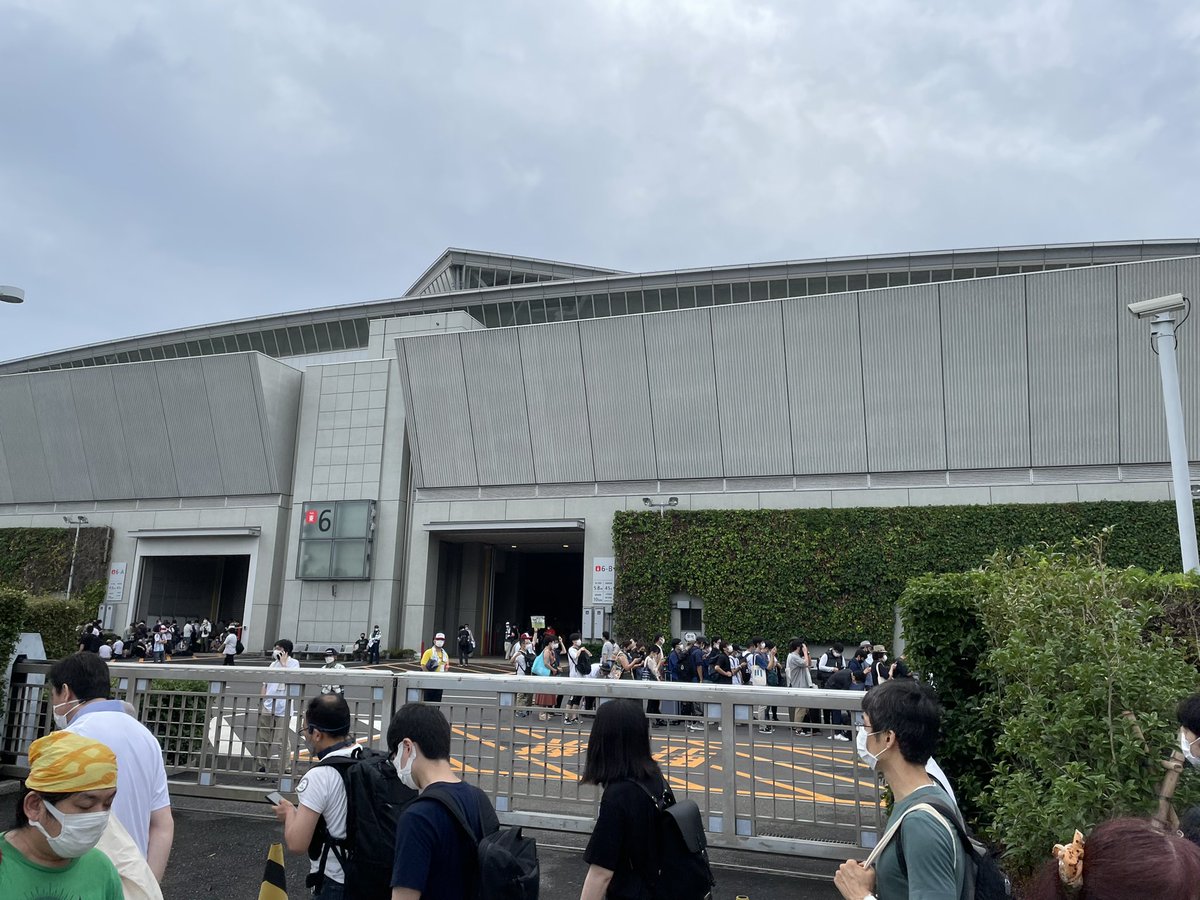 fumi5247's tweet photo. 竹箒の待機列
既に東6ホール前まできてる
#C100 https://t.co/ILraKIYAbG
