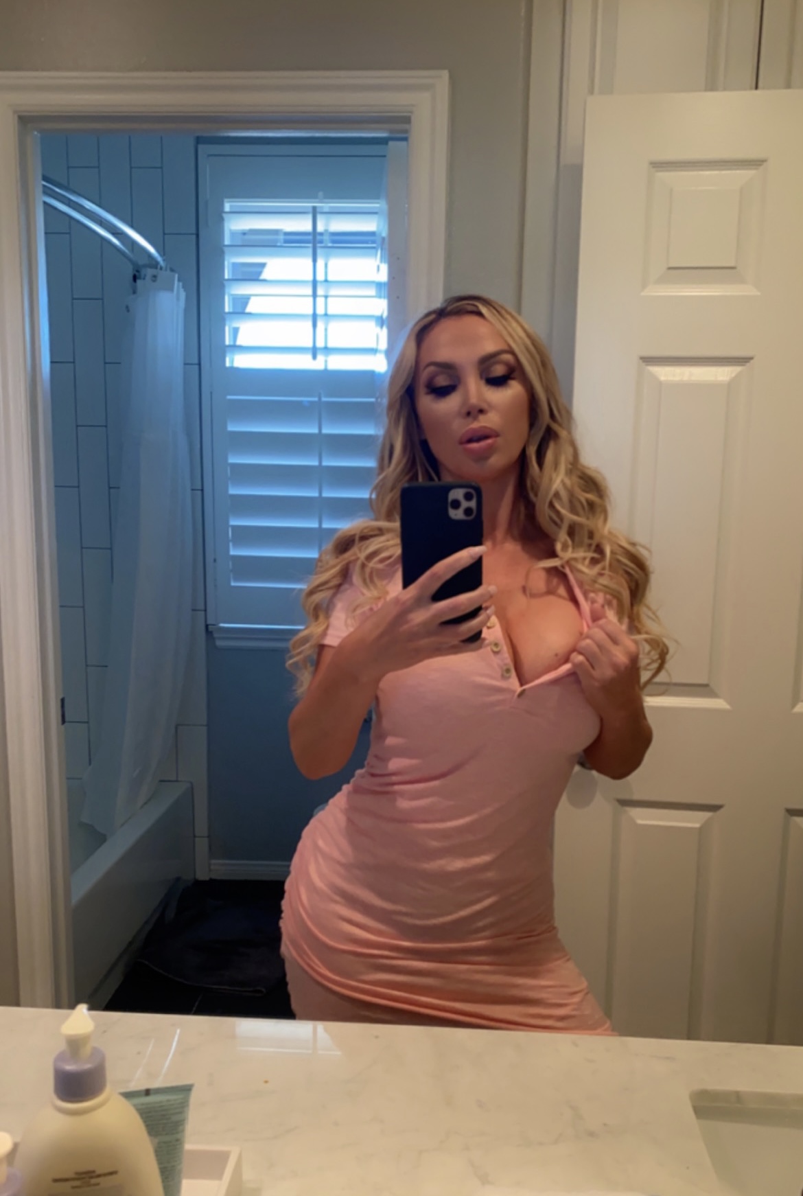 NIKKI BENZ on X: Taking selfies and more…..NikkiBenzFans.com while my  guests are downstairs 😆 t.coY60kBoM5n1  X