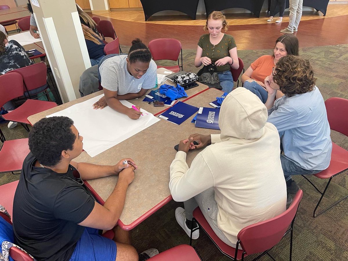 ASUBStudents's tweet image. Today, 40+ students spent one of their last Saturdays before classes start on August 22 attending the First-Year Leadership Summit. The day kicked off the Student Leadership Experience at @ASUBeebe for the new year. #StudentsLead 🖖#BeVanguard