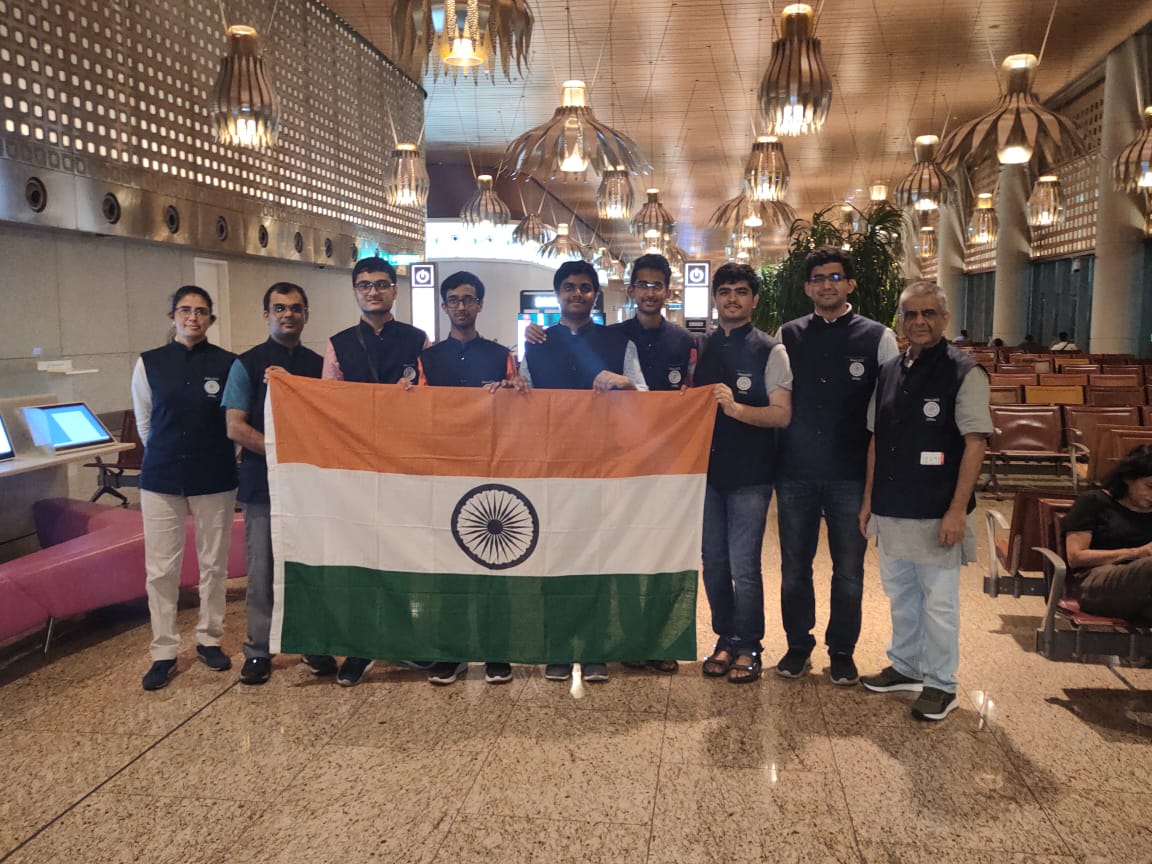 multimsgrbooms's tweet photo. 20 yrs ago, I was lucky to represent India in the International Astronomy Olympiad, which set the course for my career in astro. Today I'm proud to take five young bright students to #ioaa2022! Good luck to Team India! https://t.co/lVoNmzxjUy