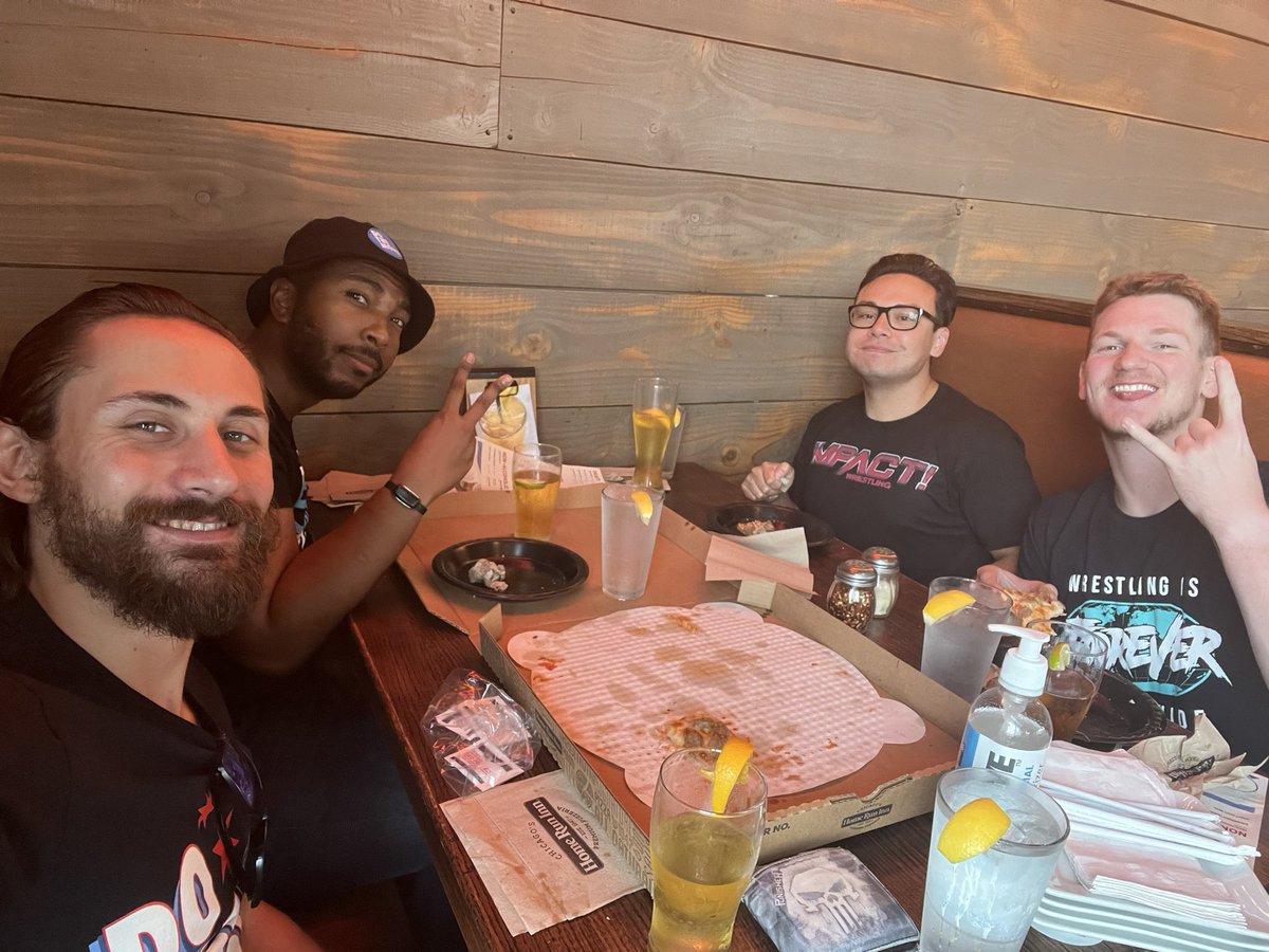 chadmikosz25's tweet image. Pregaming for @IMPACTWRESTLING #SecondCitySlamm with some of the @dothemovepod dudes 🍻

#ImpactWrestling #DoTheMove
