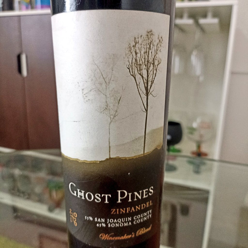 MtroPuppet's tweet photo. Cenita con un buen vino Ghost Pines. 
Color rojo violáceo intenso. Aroma frutal y especiado de ciruelas rojos y cerezas, clavo y romero. Notas de madera, vainilla, café y chocolate. 🍷🇺🇲
#BeatLikeMX https://t.co/XAT3u5Qm8X