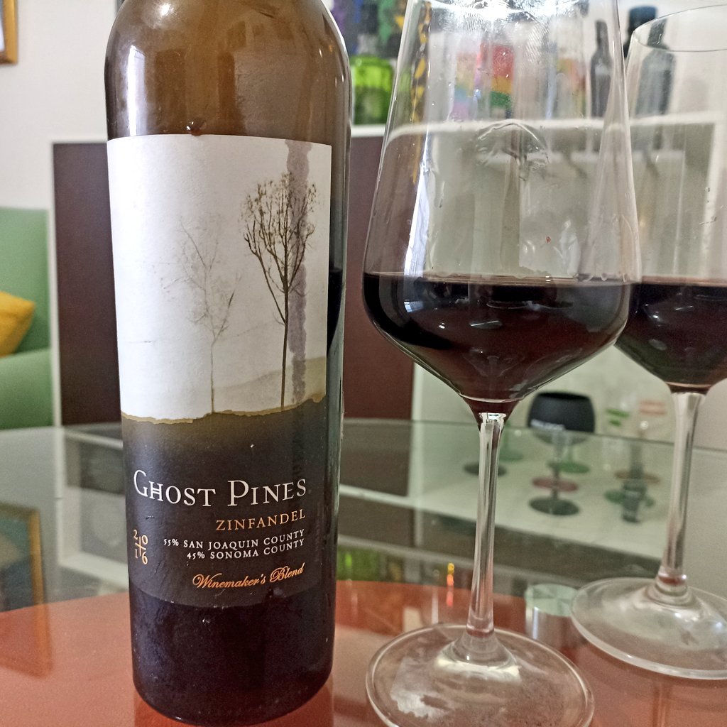 MtroPuppet's tweet photo. Cenita con un buen vino Ghost Pines. 
Color rojo violáceo intenso. Aroma frutal y especiado de ciruelas rojos y cerezas, clavo y romero. Notas de madera, vainilla, café y chocolate. 🍷🇺🇲
#BeatLikeMX https://t.co/XAT3u5Qm8X