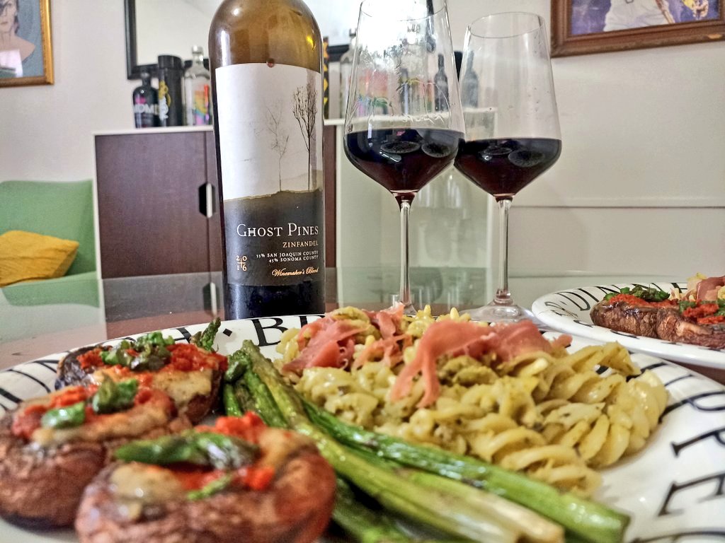 MtroPuppet's tweet photo. Cenita con un buen vino Ghost Pines. 
Color rojo violáceo intenso. Aroma frutal y especiado de ciruelas rojos y cerezas, clavo y romero. Notas de madera, vainilla, café y chocolate. 🍷🇺🇲
#BeatLikeMX https://t.co/XAT3u5Qm8X