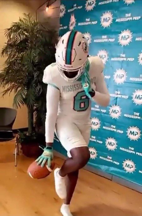 ahmonte5's tweet photo. After a great talk with @PJ_FRAYER I Am Blessed To Receive My Second Offer From Mississippi Prep College! @PrepMississippi @CoachBates7 @EaglesCphs @B_Razor26 @flyblyguy @NCSA_Football @AL6AFootball #AG2G #TTP #CpNotMe https://t.co/GSdGnMrLHX