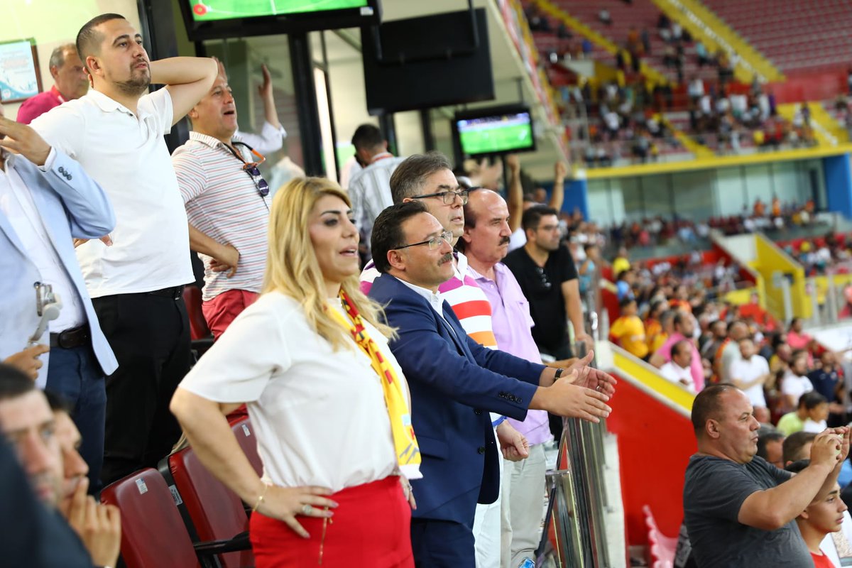 kayserivaliligi's tweet photo. Valimiz Sayın Gökmen Çiçek, Kayserispor Başkanı Berna Gözbaşı ile Yukatel Kayserisporumuzun maçını tribünde izledi. İç sahada kazandığımız ilk maçın ardından, takımı tebrik etti. https://t.co/PEsvp382NJ