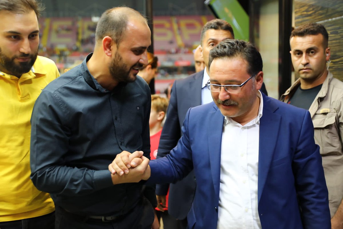 kayserivaliligi's tweet photo. Valimiz Sayın Gökmen Çiçek, Kayserispor Başkanı Berna Gözbaşı ile Yukatel Kayserisporumuzun maçını tribünde izledi. İç sahada kazandığımız ilk maçın ardından, takımı tebrik etti. https://t.co/PEsvp382NJ