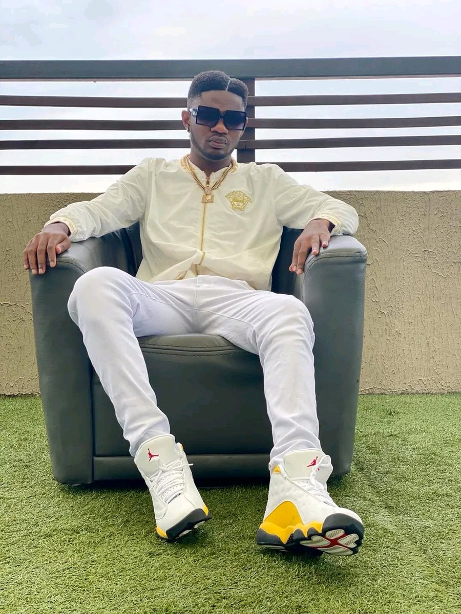 Amscratch's tweet photo. Just imagine say the this guy be your literature teacher for school 🤣🤣,  The guy got bars. Heh @_Lyricaljoe can rap 
Stream #Obey right now. @2mgmusicgh https://t.co/5SxOyaD7Ly
