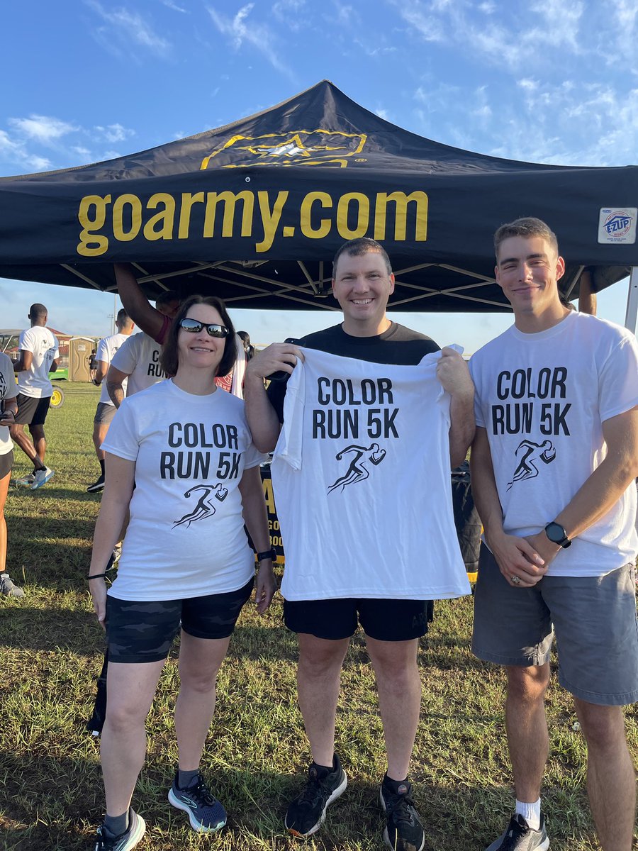 joclyborne's tweet photo. Spent some time today with the Fort Gordon/Evans GA US Army Recruiting Command team at the Color Run 5k and some of the Army’s newest Lieutenants who are hitting it hard and helping tell their Army story. @CG_CyberForge @usarec @TradocDCG #joinawinningteam  #greaterthanonesself https://t.co/QO0BIHBbcl