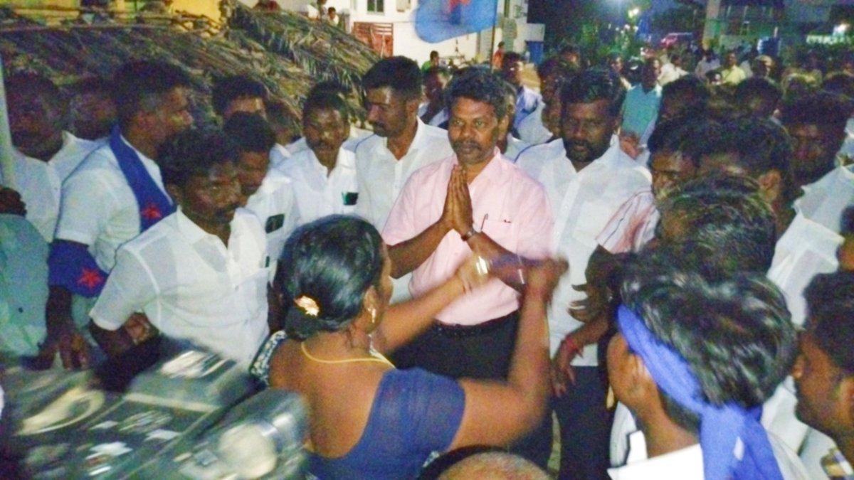 SVallvan's tweet photo. நாமக்கல் மாவட்டம் எலச்சிப்பாளையத்தில் மக்களின் மகத்தான வரவேற்ப்பில் தமிழின தளபதியார்.. 🔥🔥 https://t.co/2WWMh81tdf