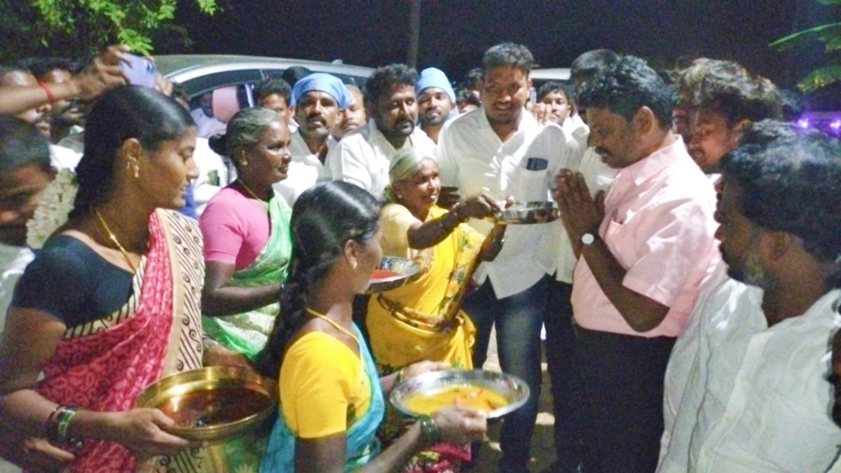 SVallvan's tweet photo. நாமக்கல் மாவட்டம் எலச்சிப்பாளையத்தில் மக்களின் மகத்தான வரவேற்ப்பில் தமிழின தளபதியார்.. 🔥🔥 https://t.co/2WWMh81tdf