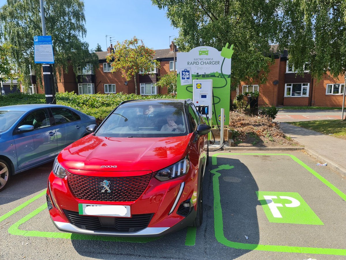 puge2008's tweet photo. Charging at a newly installed @LidlGB / @Pod_Point https://t.co/PR7PoYdrIS