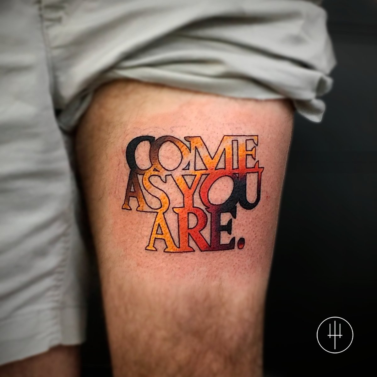 Tatuarse una frase que tiene un significado personal importante también es aceptación y amor propio ✨ 

Cuéntanos qué palabra o frase te tatuarías🤩
Tatuaje hecho por Erik. 

#infiernotatuajes #mejorestatuadorescdmx #tatuajesenmexico #comeasyouare #tatuajefrases  #frases