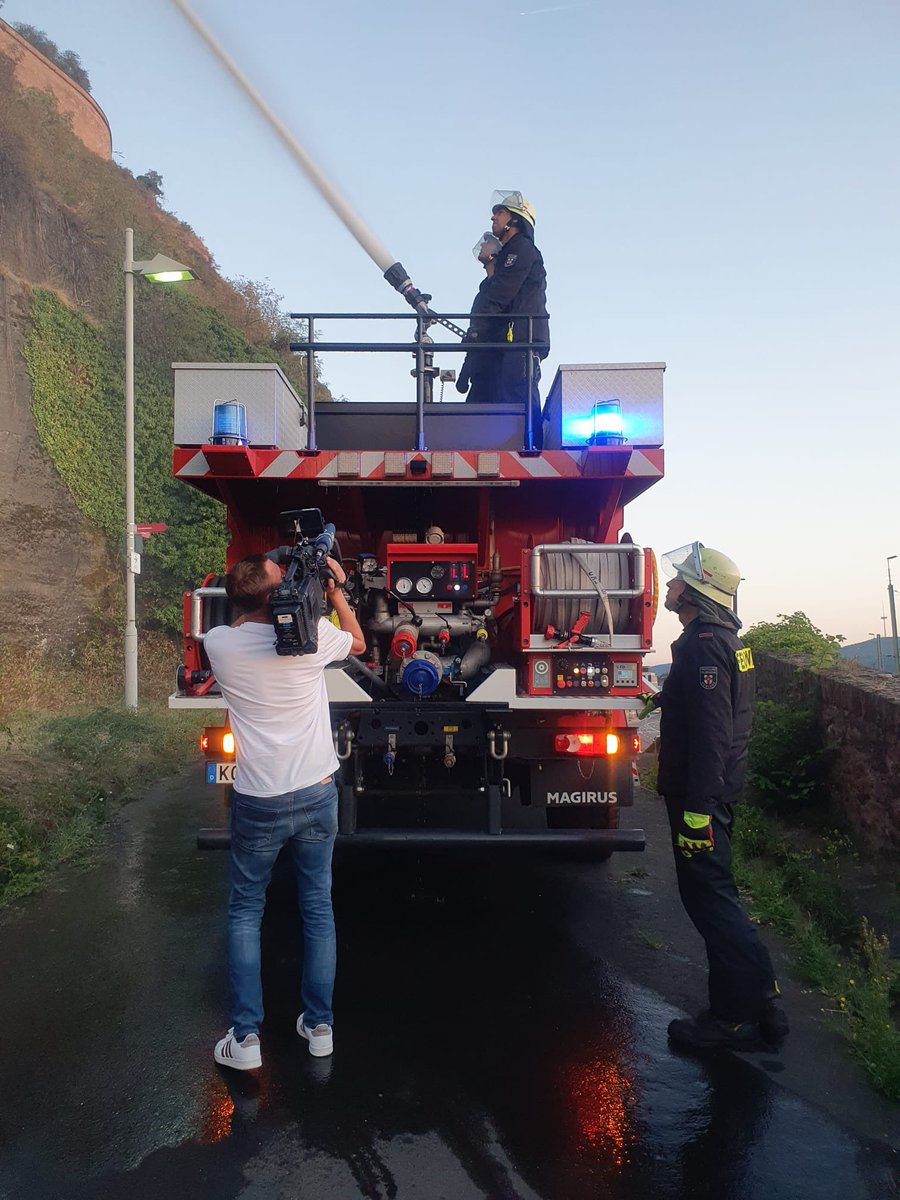 FWKoblenz's tweet photo. #RheininFlammen
Auch in diesem Jahr wird der Festungshang vor dem Feuerwerk wieder bewässert. Live dabei der @SWRAktuellRP. Danke an die vielen freiwilligen Kolleginnen und Kollegen für Euren Einsatz👍🏽
#wirsichernKoblenz https://t.co/gyZXvdnxwx