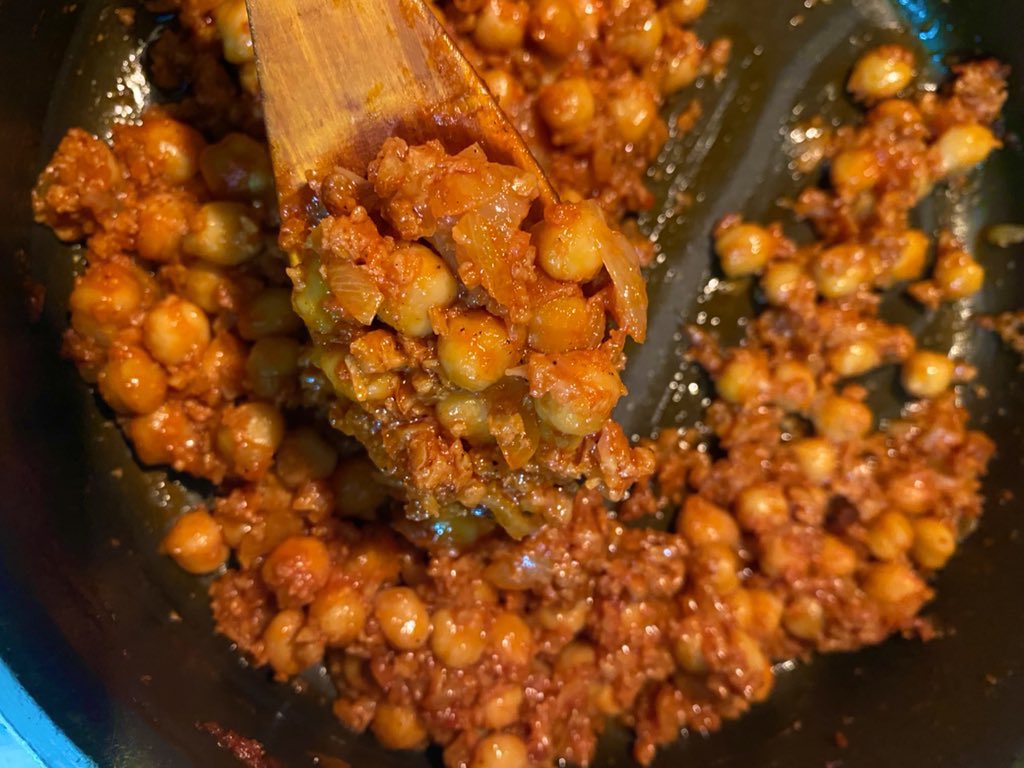 accusedofb's tweet photo. Bu arada oruc sirasinda et yemedigimiz icin vegan tariflere dustum ve soya kiymasiyla nohut yemegi yaptim inanilmaz iyi oldu 🚨🚨 https://t.co/UlWi0yKLkJ