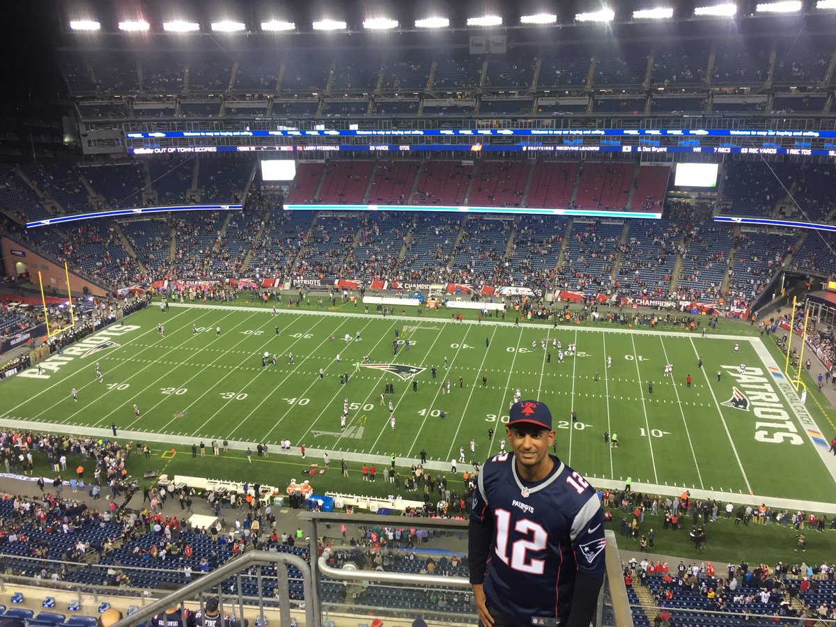 BobbyAujla9's tweet photo. @itmekaralee @Patriots @Patriots fan from all the way in Vancouver BC Canada. This was the Sunday night game against Atlanta the season after beating Atlanta in the Superbowl. Great night!! https://t.co/BC6iQpYMWa