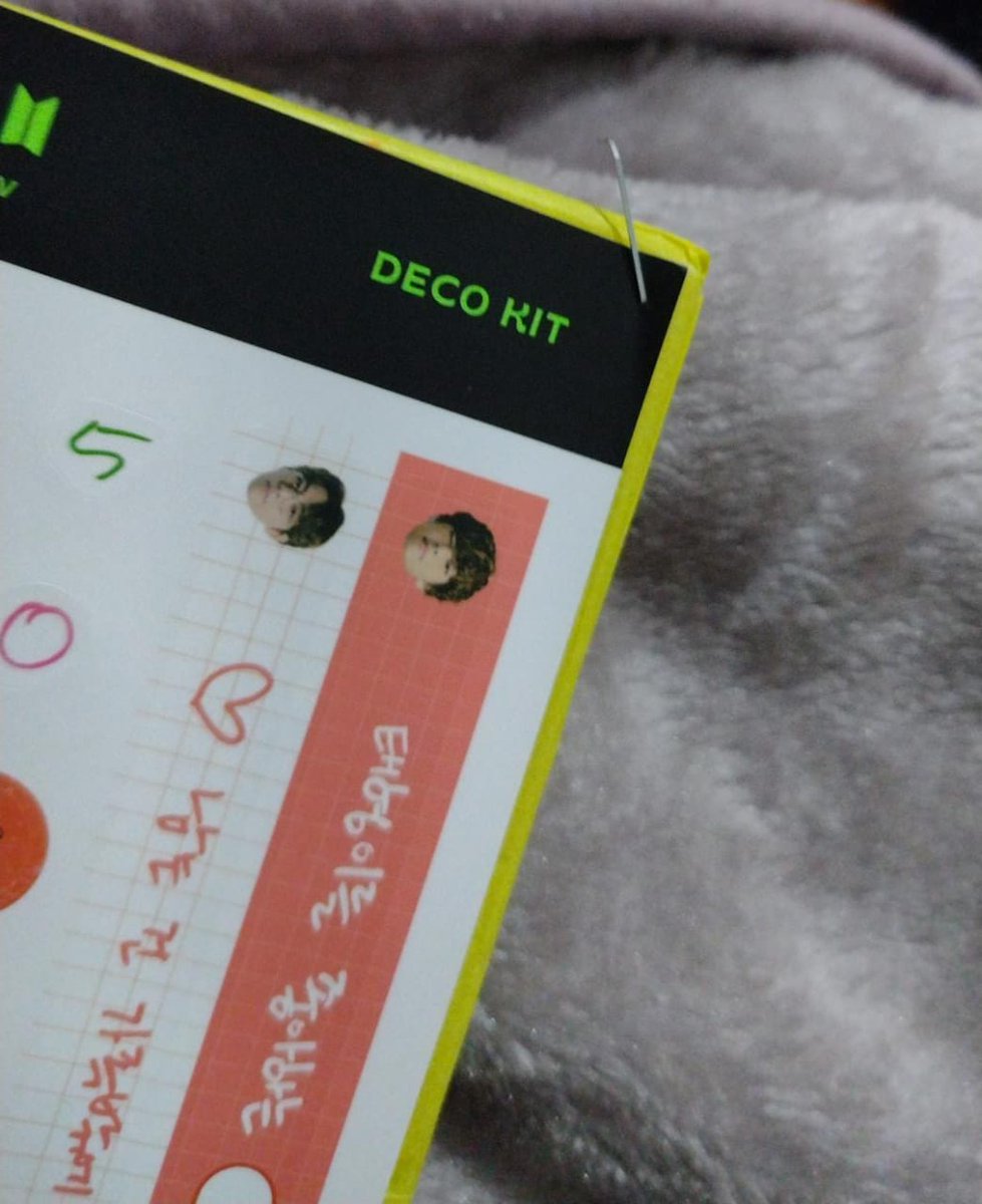jkvcollector's tweet photo. ⚠️ AVISO rápido pra vcs collectors!

minha amiga (@staegi_ ) recebeu ontem um pacote dos correios GRAMPEADO. avariou o item dela do deco kit (ainda bem que não era um card, mas ainda assim) e então fica aqui o aviso pra vocês botaram na embalagem "não dobrar ou grampear pfvr". + https://t.co/aA9JSwjNJl