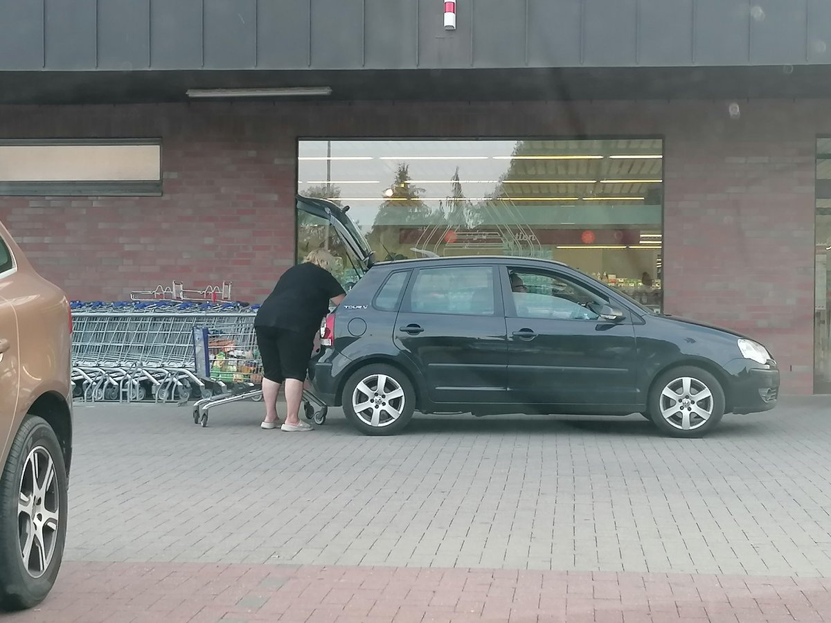 Neues Level! Man wartet mit Auto aufm Parkplatz, Frau kommt raus, Mann fährt vor. Mann bleibt 5 Minuten sitzen, mit laufendem Motor. Warte auf den ersten Supermarkt Drive In hier... #faulheit #faul #auto #supermarkt #aldi #drivein #retweet 