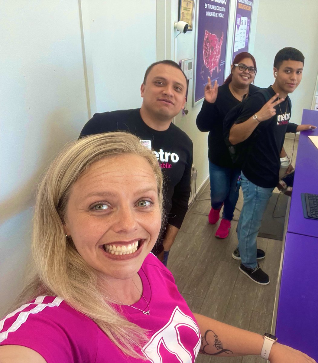 Had a fabulous time giving back to those serving our #MetroByTmobile customers and witnessed some amazing customer experiences! Way to go guys🥳 <a href="/dmantmob/">Dust</a> <a href="/JHill_MANgenta/">J.K. Hill</a> <a href="/WinstonAwadzi/">Winston Awadzi</a>