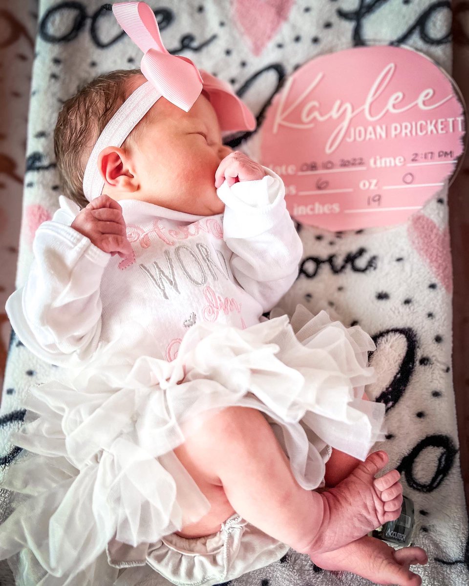 HisPrincessLeia's tweet photo. HELLO WORLD 💖 I’M KAYLEE JOAN PRICKETT👋 I was born on 8.10.22 at 2:17 PM EST. I was 6lbs 0oz and 19 inches! 💖 https://t.co/IEDg60xL9S