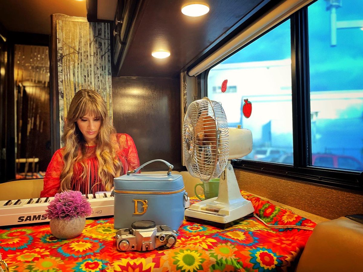 haashoficial's tweet photo. Ya falta poco para estar de #GiraMiSalidaContigo 
💃🏻💃🏻🎼🎹🎤🚍✈️
¿Ya tienen sus boletos 🎟?
https://t.co/TY7k97ItsK https://t.co/x1ewS2bKa3