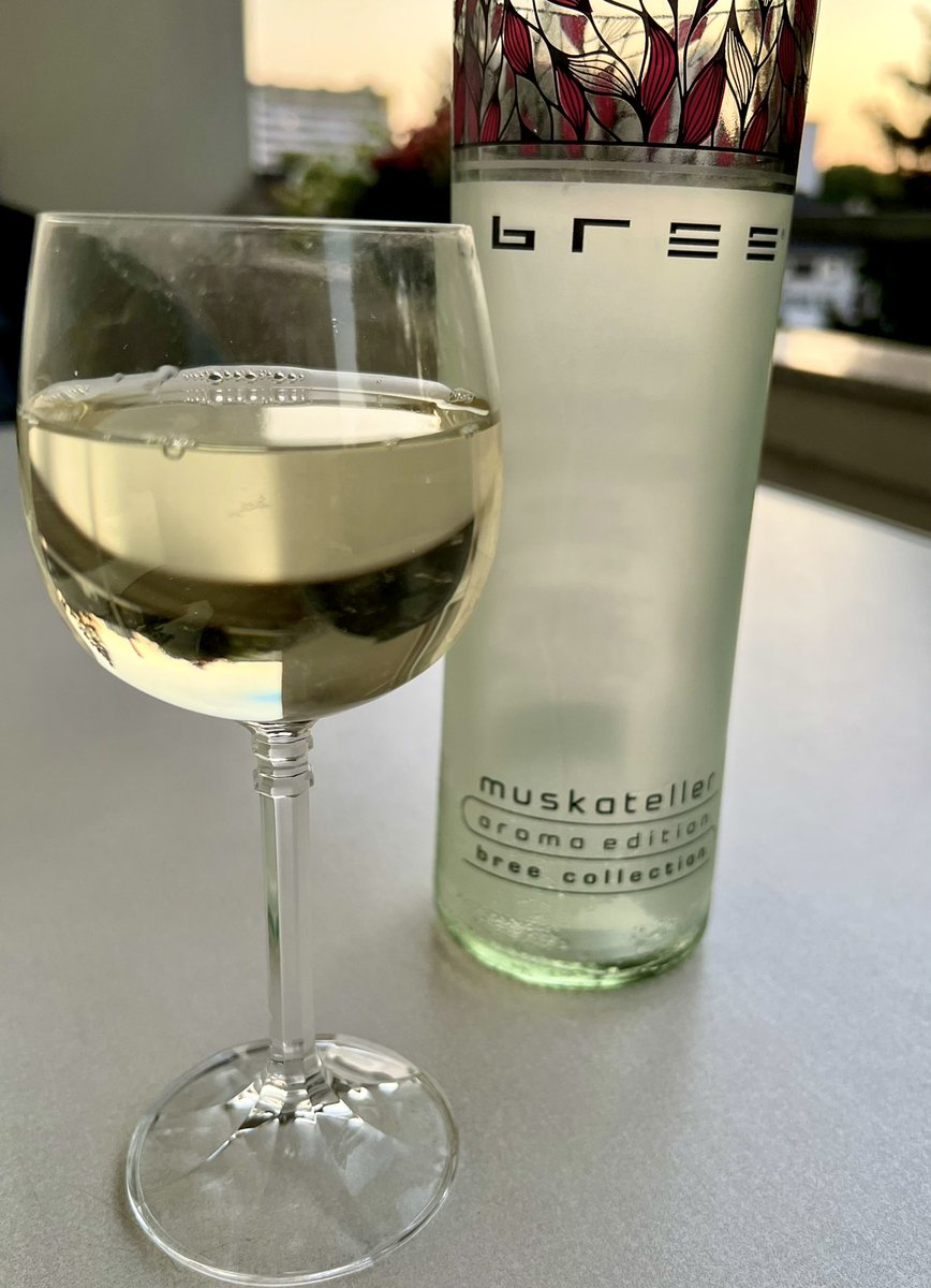 KRDigital's tweet photo. Aus irgendeinem Grund gibt’s diese Sorte nur in ausgewählten Geschäften. #Muskateller ist wohl neu im Sortiment (und wie ich gerade auf der Webseite sehe noch weitere). 🍷 https://t.co/R8BCsX19nT