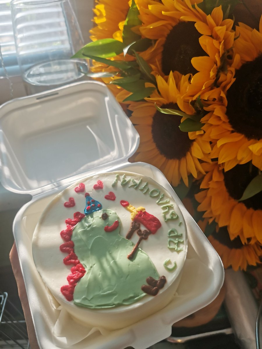 drownedtvs's tweet photo. and i really want you all to appreciate the way @GalorTi made me happy today

unfortunately,  he can't spend my b-day with me this year,  but he ordered a little cute cake for me ❤️

who is the best boyfriend in the universe? https://t.co/EP0MjzVjTw
