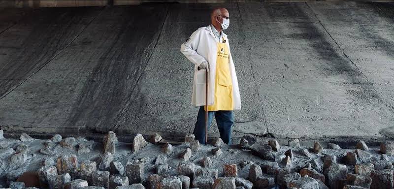 hostiledesign's tweet photo. After the government of São Paulo, Brazil installed rocks to prevent the houseless from resting under this bridge a local priest, @pejulio, decided to destroy them. https://t.co/MCosHiC7Qt